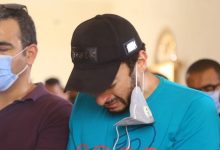 Photo of بالصور حماده هلال يودع والدته وينهار فى البكاء في صلاة الجنازه عليها