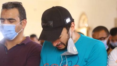 Photo of بالصور حماده هلال يودع والدته وينهار فى البكاء في صلاة الجنازه عليها