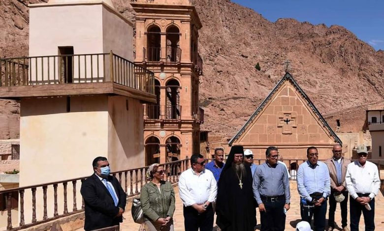 Photo of رئيس الوزراء يتسلم وسام الدير من الطبقة الأولى للشهيدة سانت كاترين