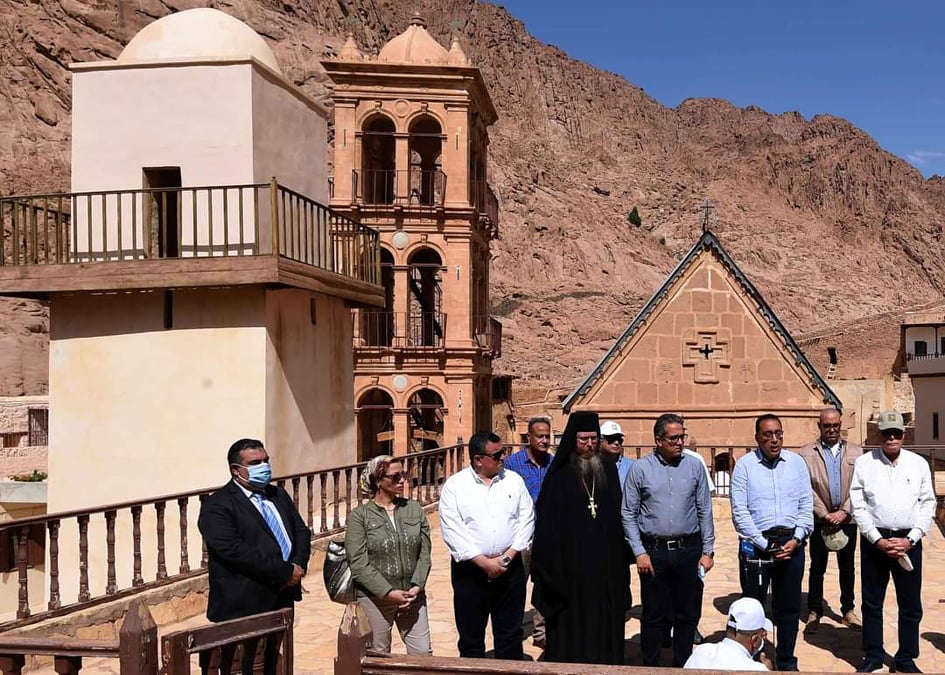 رئيس الوزراء يتسلم وسام الدير من الطبقة الأولى للشهيدة سانت كاترين