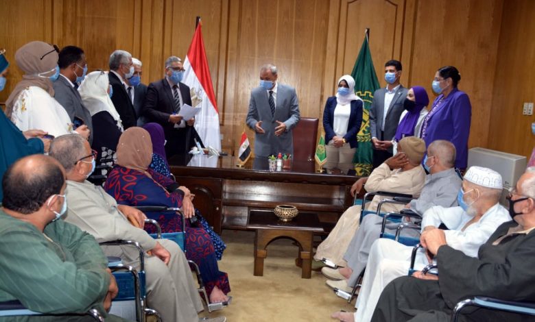 Photo of محافظ القليوبية يسلم عدد 17 كرسي متحرك لذوي الهمم