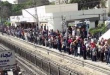 Photo of إزدحام كبير وإرتباك بالخط الأول بعد قطع الكهرباء وتوقف القطارات