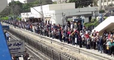 Photo of إزدحام كبير وإرتباك بالخط الأول بعد قطع الكهرباء وتوقف القطارات
