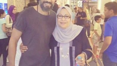 Photo of محمد علاء يودع والدته فى مقابر العائلة بحلوان