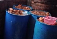 Photo of القبض على صاحب معمل بحوزته 4 أطنان مخللات فاسدة بحلوان