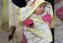 Photo of أم تلقي برضيعها أمام جامع “مش عارفه أصرف عليه وجوزي سايبني”