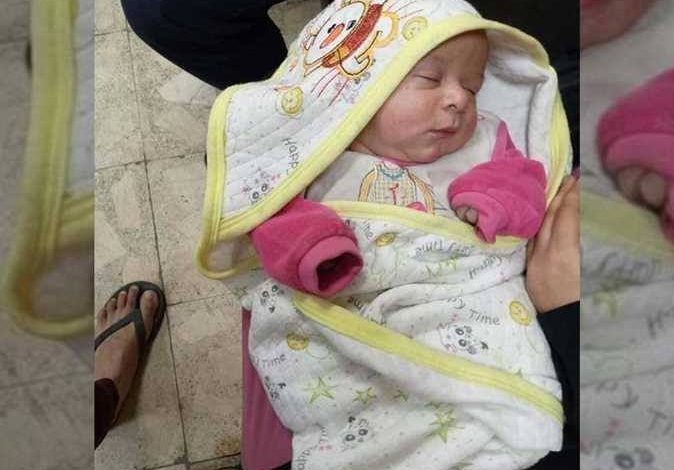 Photo of أم تلقي برضيعها أمام جامع “مش عارفه أصرف عليه وجوزي سايبني”