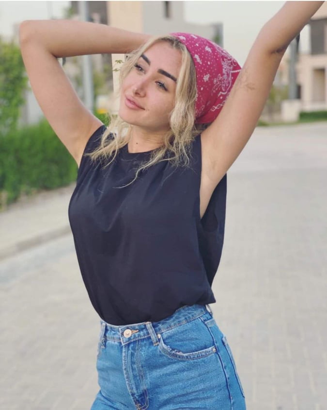هنا الزاهد تزيل رسومات التاتو من جسدها وتوجه نصائح لجمهورها