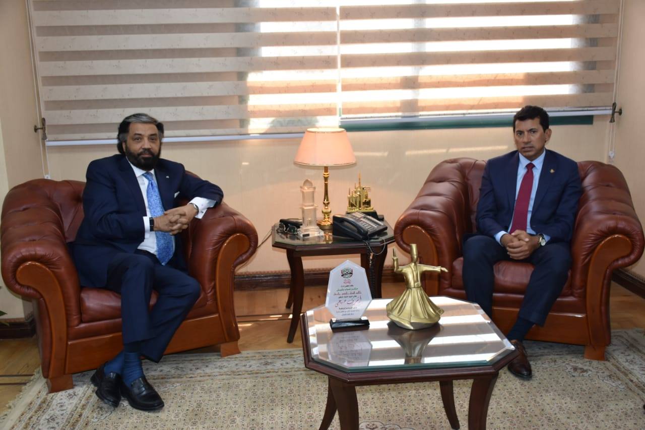 وزير الشباب والرياضة :يلتقي الرئيس التنفيذي لشركةDHL لبحث سبل التعاون فيما بينهم