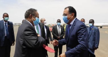 Photo of رئيس الوزراء السوداني يستقبل مدبولي في مطار الخرطوم