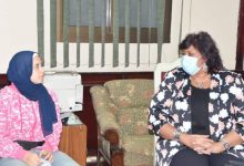 Photo of وزيرة الثقافة تستقبل الطالبة هبة بائعة التين وتقرر تبنيها ودعمها