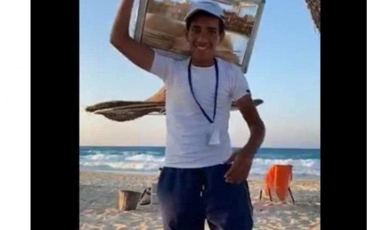 Photo of الحكومة تستجيب لكفاح بائع الفريسكا.. منحة كاملة لإبراهيم فى “طب الإسكندرية”