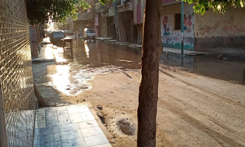 Photo of بالصور.. مياه الصرف الصحي تغرق شارع بعزبة الزراعة والأهالي يستغيثون