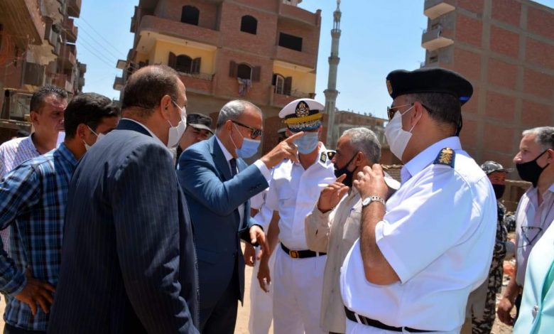 Photo of محافظ القليوبيه يشهد إزالة مبني مخالف بدون ترخيص
