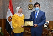 Photo of صبحي: يهدي الطالبة آية درع الوزارة