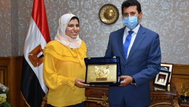 Photo of صبحي: يهدي الطالبة آية درع الوزارة