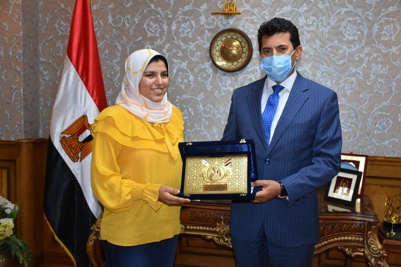 صبحي: يهدي الطالبة آية درع الوزارة