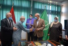 Photo of محافظ القليوبية يسلم كارت الفلاح الذكي لعدد من المزارعين بقرية سندنهور مركز بنها
