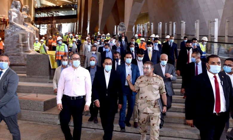 Photo of مدبولي يتفقد موقع العمل بمشروع المتحف المصري الكبير