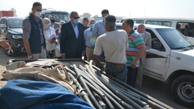Photo of بالصور… محافظ القليوبية يضبط أحد الأشخاص حال سرقة كابلات كهرباء