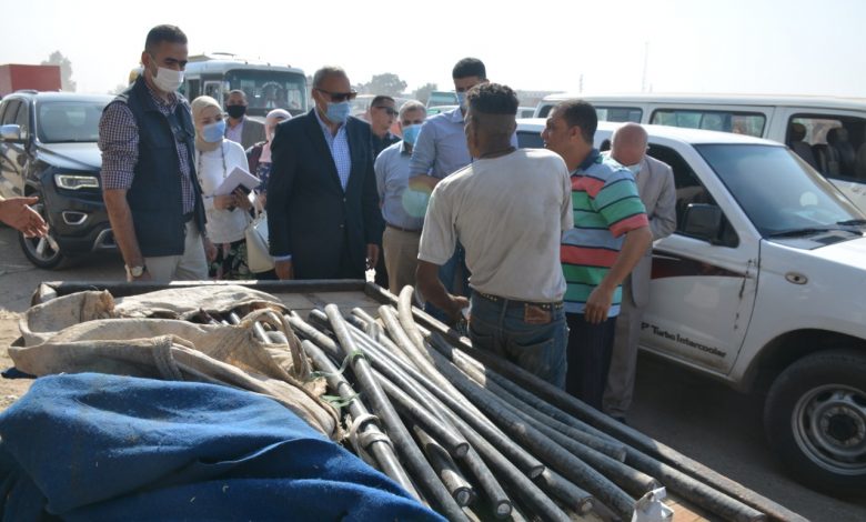 Photo of بالصور… محافظ القليوبية يضبط أحد الأشخاص حال سرقة كابلات كهرباء