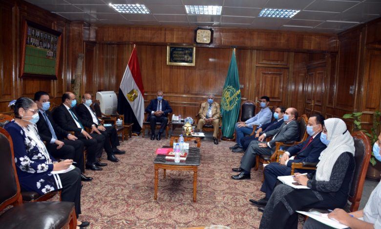 Photo of محافظ القليوبية يلتقي أعضاء مجلس الشيوخ بالمحافظة