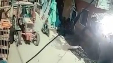 Photo of بالفيديو…لحظة دهس طفل يقود جرارا زراعيا لطفلة في المنيا