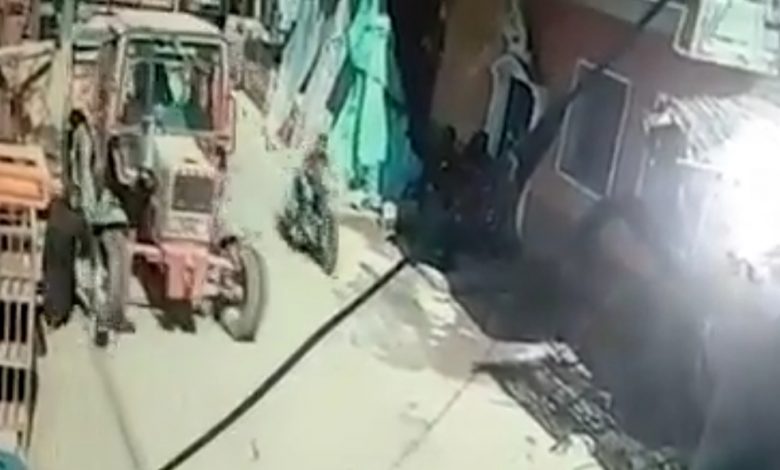 Photo of بالفيديو…لحظة دهس طفل يقود جرارا زراعيا لطفلة في المنيا