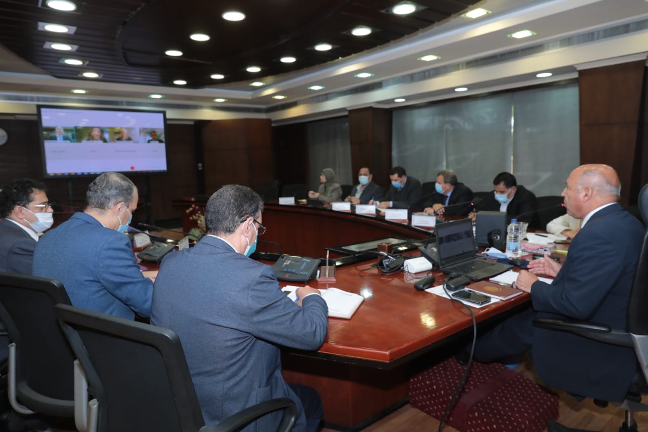 الوزير يبحث التعاون مع مسئولي بنك الاستثمار الأوروبي