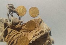 Photo of الآثار: اكتشاف ٢٨ ديناراً من الذهب و٥ قطع صغيرة من دنانير من العصر العباسي بالفيوم