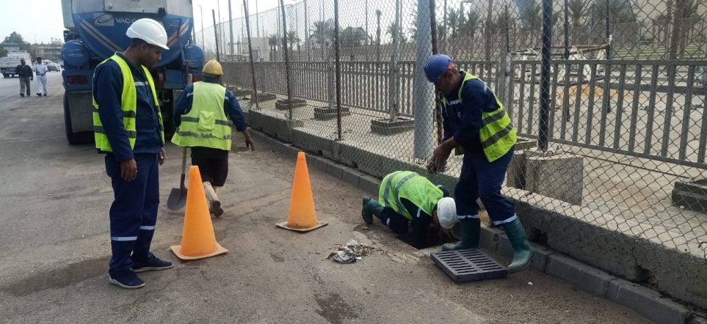 تمركز معدات القابضة للمياه للتعامل الفوري مع الأمطار