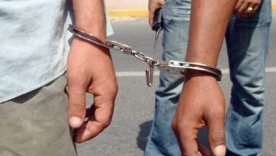 Photo of ضبط شخصين لتزوير محررات رسمية لتسهيل سفر أشخاص خارج البلاد