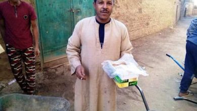 Photo of مسيحيين يقدمون الطعام للعاملين فى بناء مدرسة للقرآن الكريم بجنوب قنا‎