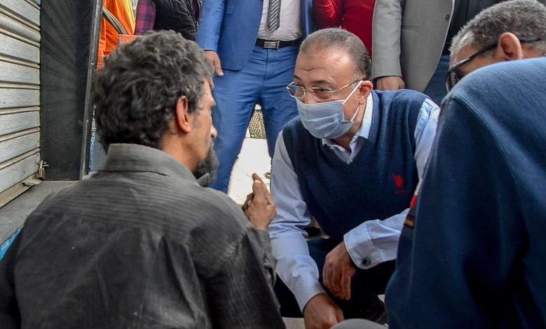 Photo of الشريف يأمر بتحويل شخص بلا مأوى إلى المستشفى لتلقى العناية الطبية