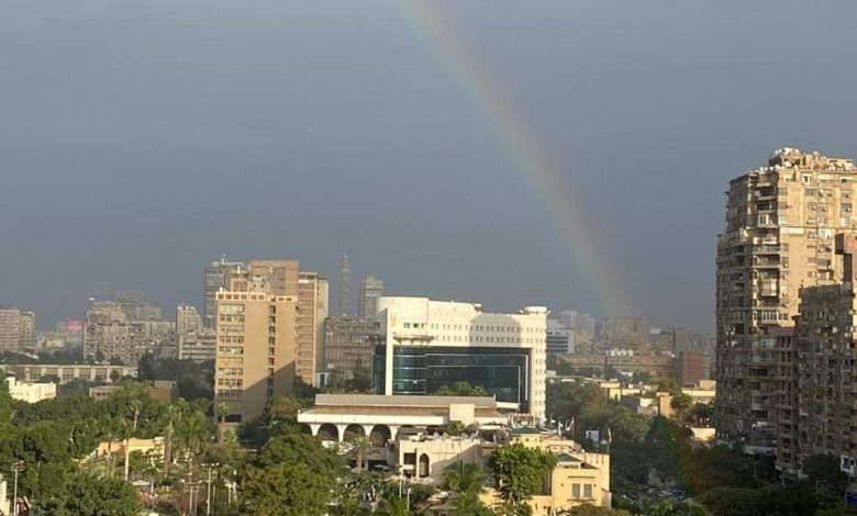Photo of سماء القاهرة والجيزة تتزين بقوس قزح بالرغم من غزارة الأمطار