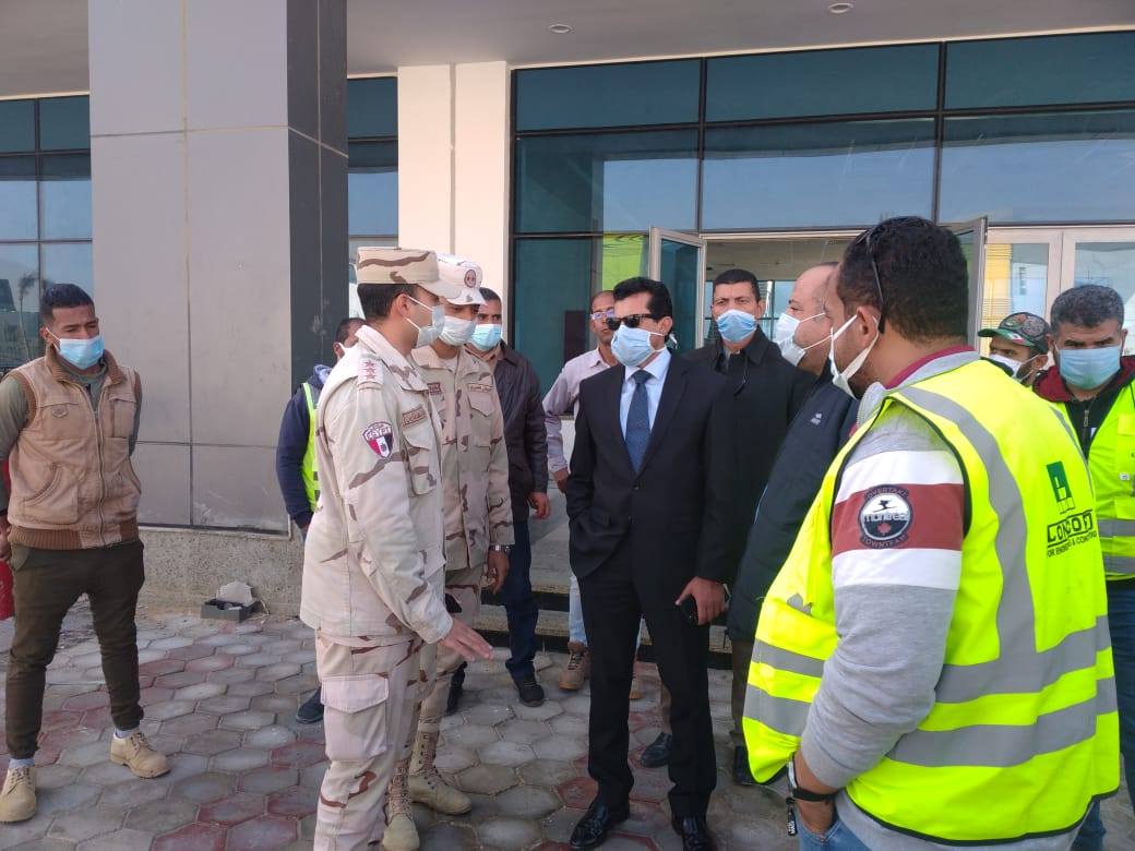 صبحي يطمئن على تجهيزات الصالة المغطاة بالعاصمة الإدارية