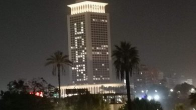 Photo of مبني وزارة الخارجية يضئ بـ”UNHR” إحتفالاا باليوم العالمى لحقوق الإنسان