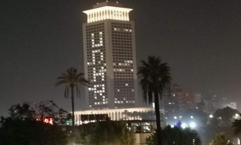 Photo of مبني وزارة الخارجية يضئ بـ”UNHR” إحتفالاا باليوم العالمى لحقوق الإنسان