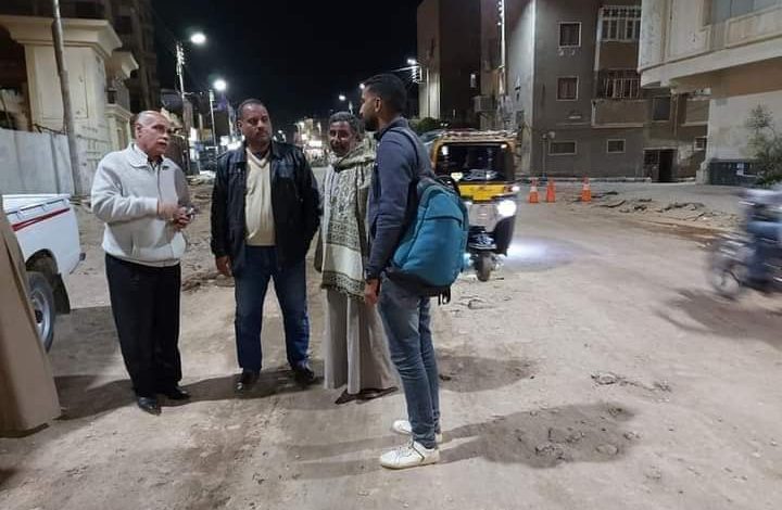Photo of رئيس مجلس مدينة إسنا يتفقد سير الأعمال ليلا