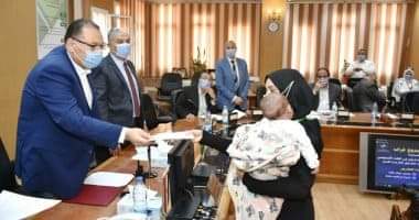 Photo of مساعدات مالية عاجلة يقدمها محافظ الشرقية للفئات الأولى بالرعاية
