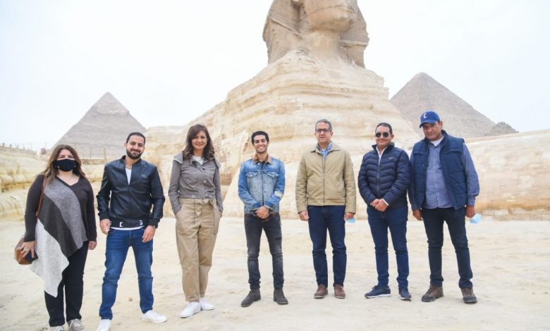 Photo of مينا مسعود سفير مبادرة “اتكلم عربي” يزور الأهرامات وأبو الهول