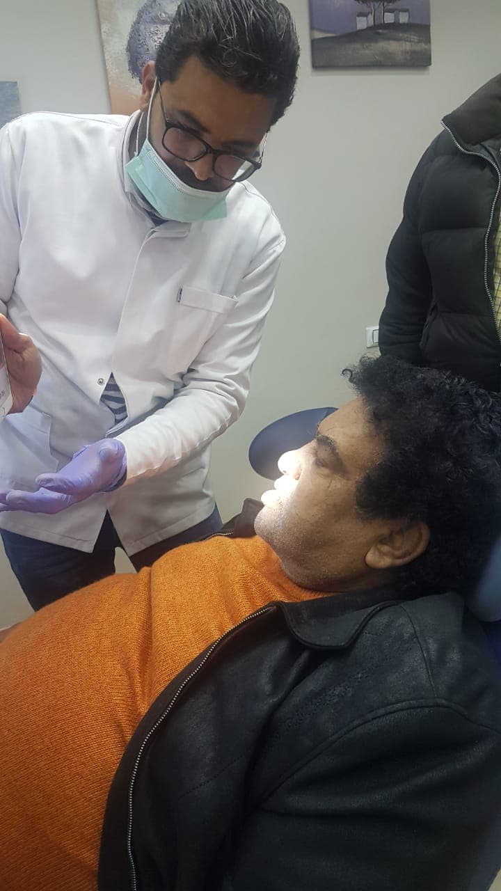 احمد عدوية يجرى عملية جراحية بالفم