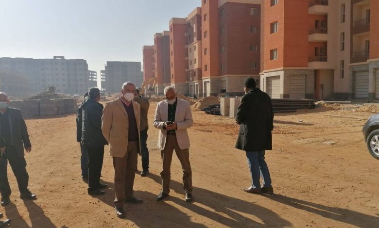 Photo of عبدالعزيز يقوم بجولة تفقدية لمتابعة سير العمل بمشروع عمارات “السلام”