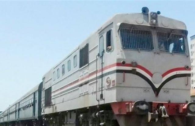 إصابة عامل صدمة "قطار" الصعيد بمزلقان قلوصنا في المنيا... تفاصيل