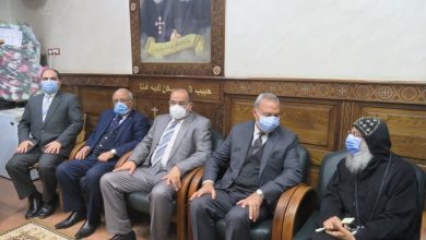 Photo of فيديو… محافظ القليوبية ومدير الأمن يهنئان الأنبا مكسيموس بعيد الميلاد المجيد
