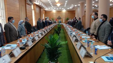 Photo of مجلس جامعة بنها يبدأ جلسته بالوقوف دقيقة حداد على أرواح شهداء الشرطة