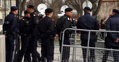 Photo of حظر 15 مظاهرة ضد قيود كورونا واعتقال ناشطة رفضت ارتداء الكمامة بالنمسا
