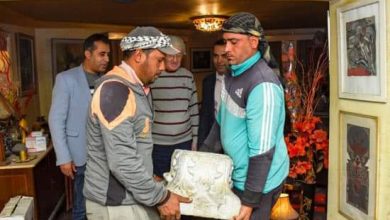 Photo of يونانى يهدي الشريف تاجا وقاعدة عمود أثرى رومانى توارثه من أجداده