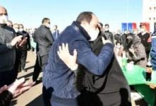 Photo of السيسي يقبل رأس أم طالب بأكاديمية الشرطة في موقف إنساني