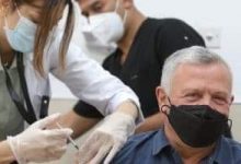 Photo of الأمير حسين ولى العهد الأردنى يعلق بعد تلقيه لقاح كورونا مع والده